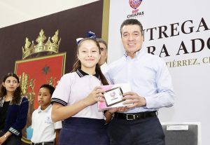 Entrega Rutilio Escandón más de mil tabletas electrónicas a estudiantes de secundaria