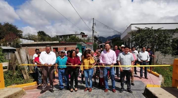 Inauguran pavimentación de calle en barrio El Rosario en Jitotol