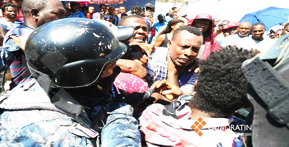Migrantes haitianos protestan y se enfrentan a golpes entre ellos