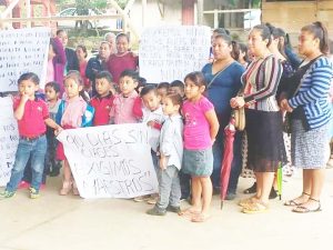 Realizan marcha y bloqueo por falta de docentes en Ostuacán