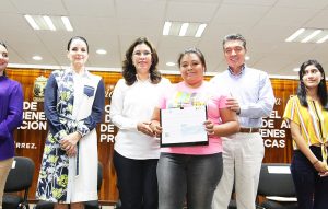 Rutilio Escandón entrega becas y certificados de secundaria a madres jóvenes y jóvenes embarazadas