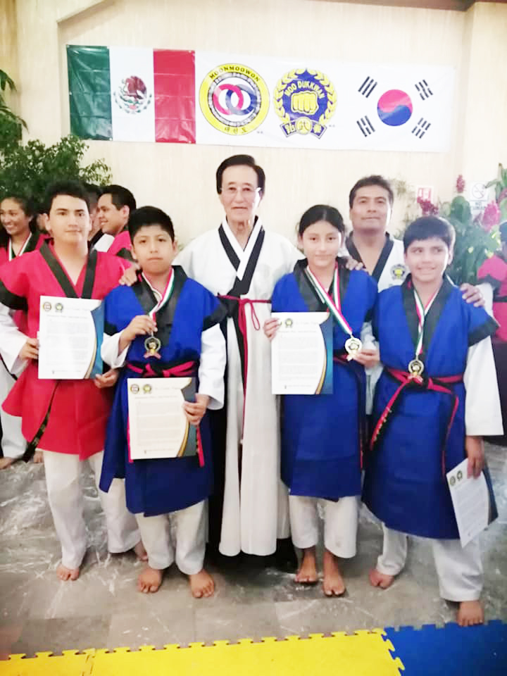 Taekwondoínes comitecos logran nivel cinta negra