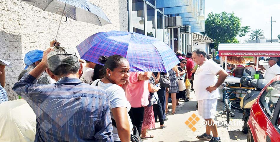 Adultos mayores denuncian lentitud en el pago del programa 65 y más en Chiapas