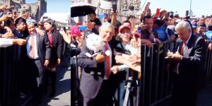 AMLO reparte abrazos, recibe peluches y se toma selfies en Zócalo