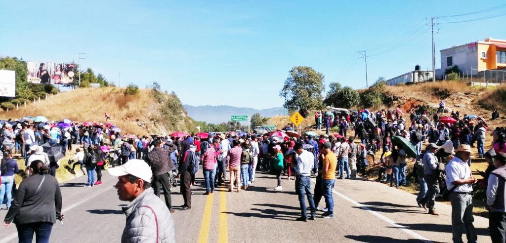 Con marchas y bloqueos conmemora CNTE 40 años de su fundación
