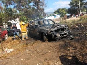 Dos vehículos ardieron en llamas al interior de un taller mecánico