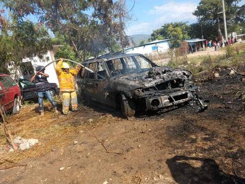 Dos vehículos ardieron en llamas al interior de un taller mecánico