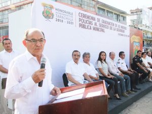 Edil Óscar Gurría atestigua ceremonia de graduación de 62 nuevos policías municipales