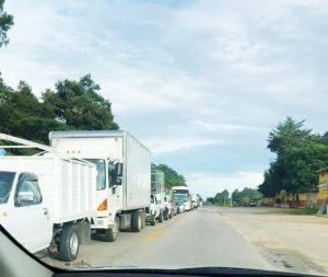 Estudiantes realizan bloqueo carretero ante la falta de pago de becas