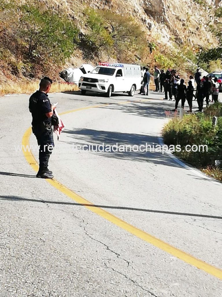 Fallece hombre tras volcar en su vocho