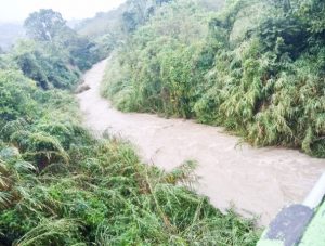 Frente frío desborda el río Pichucalco, deja deslaves e inundaciones
