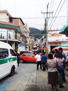 Moto taxistas de San Fernando a punto de quemar una unidad infiltrada