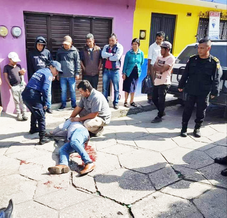 Motonetos hieren con arma de fuego a hombres tras intento de asalto