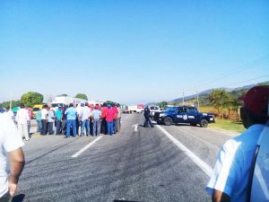 Pescadores liberan el paso en carretera Tonalá-Arriaga