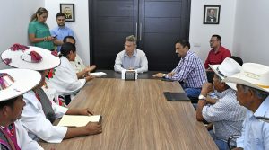 Recibe Ismael Brito a pobladores de Huixtán