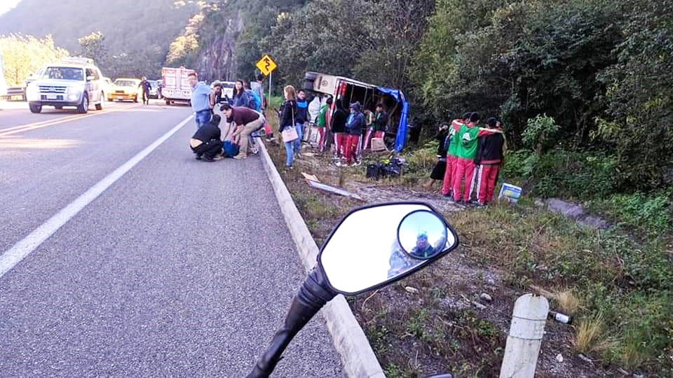 Se accidentan peregrinos guadalupanos en carretera San Cristóbal - Tuxtla Gtz.