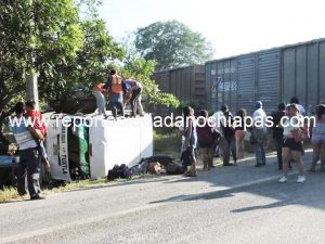 Tren impacta colectivo que transportaba a paseantes en Tonalá