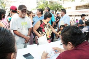 Alcalde de Tapachula y Presidenta del DIF, entregaron 70 sillas de rueda y 800 tarjetas del INAPAM