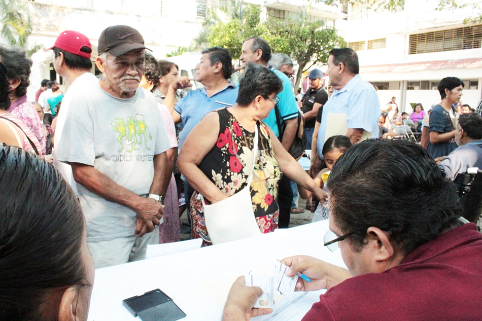 Alcalde de Tapachula y Presidenta del DIF, entregaron 70 sillas de rueda y 800 tarjetas del INAPAM