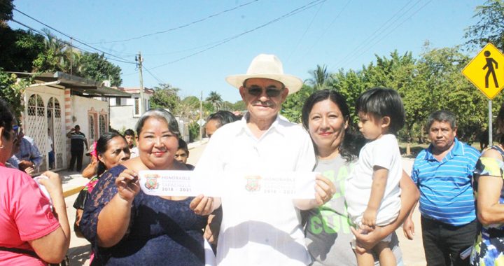El alcalde Óscar Gurría inaugura pavimentación mixta de calles
