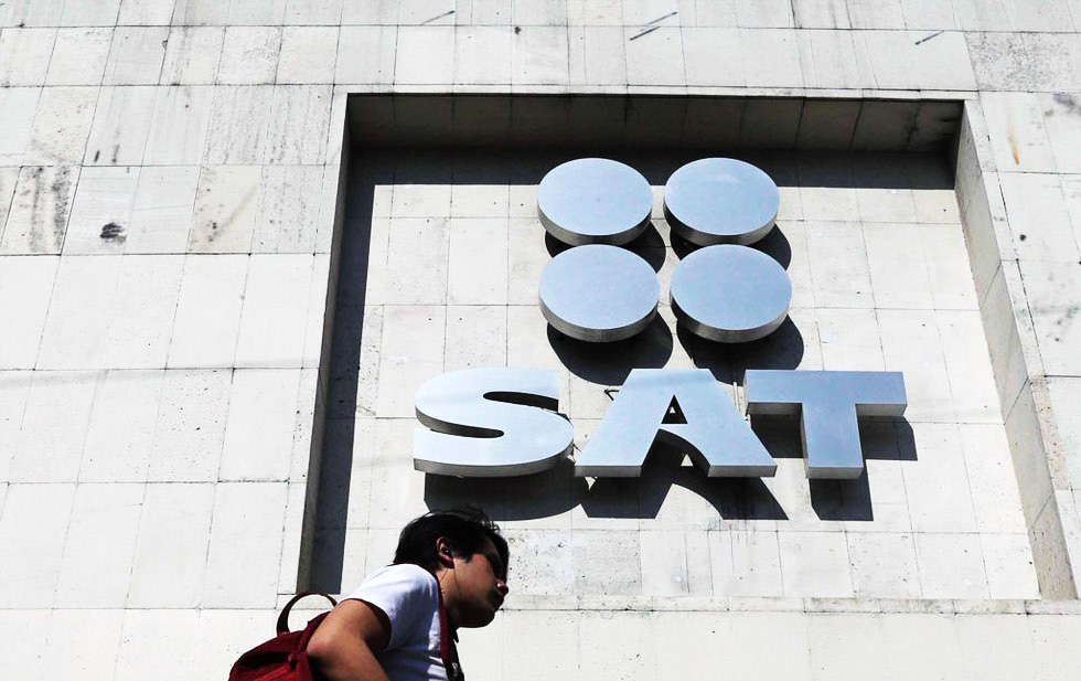 Bancos, CFE y Telmex deberán entregar datos de clientes al SAT