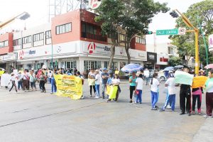 Bloquean vialidades por falta de personal docente