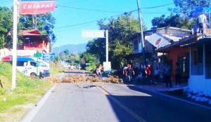 Bloqueo en Cacahoatán luego de detenciones por  linchamiento.