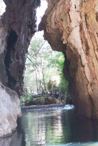 Cae menor de un puente colgante tras romperse una cuerda