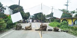 Dos días de bloqueo carretero por aumento del pasaje