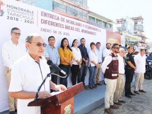 Edil Dr. Óscar Gurría entrega mobiliario y equipamiento a diversas áreas del Ayuntamiento