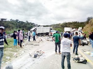 En Bochil pobladores bloquean carretera por problemática de la basura