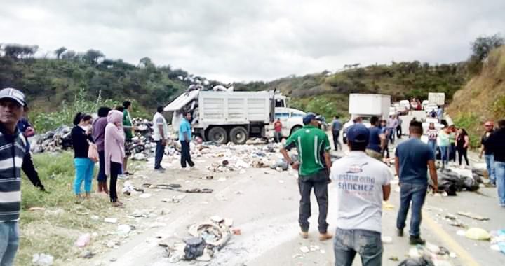 En Bochil pobladores bloquean carretera por problemática de la basura