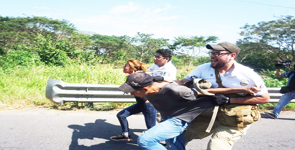 En forma violenta agentes de migración detienen a hondureños