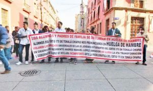 En huelga de hambre estudiantes del CBTIS 170 de Tonalá frente a Palacio Nacional