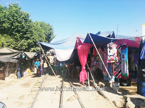En Huixtla comerciantes piden desalojar ambulantes de la vía del ferrocarril
