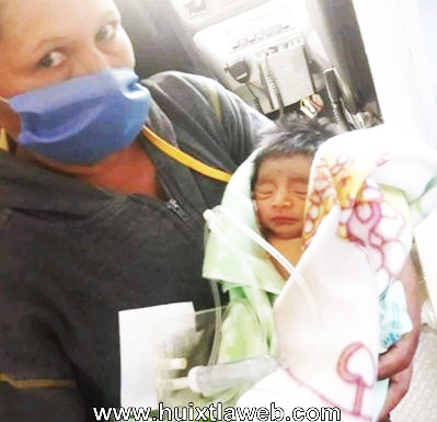 En Huixtla piden ayuda para bebé que nació con intestino de fuera