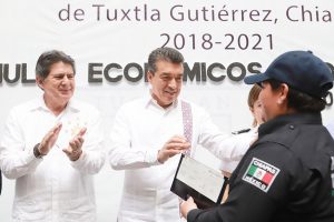 Encabeza Rutilio Escandón entrega de equipamiento a policías de Tuxtla Gutiérrez