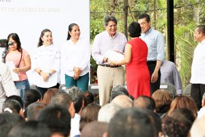 Encabezan Rutilio Escandón y Carlos Morales entrega de escrituras públicas