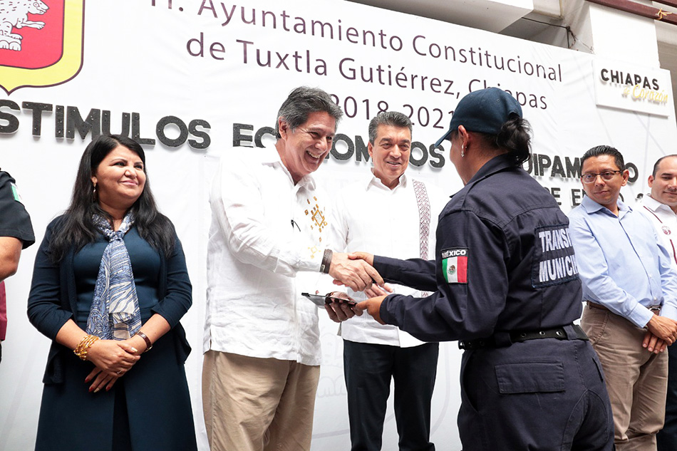 Gobernador Rutilio Escandón y presidente Carlos Morales entregan equipamiento y estímulos a policías municipales