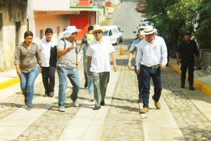 Habitantes de Lomas de Sayula ya no caminarán entre el barro colonos