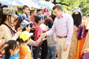 Junto a niñas y niños, festeja Rutilio Escandón el Día de Reyes