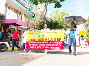 Jóvenes egresados sin título no pueden laborar