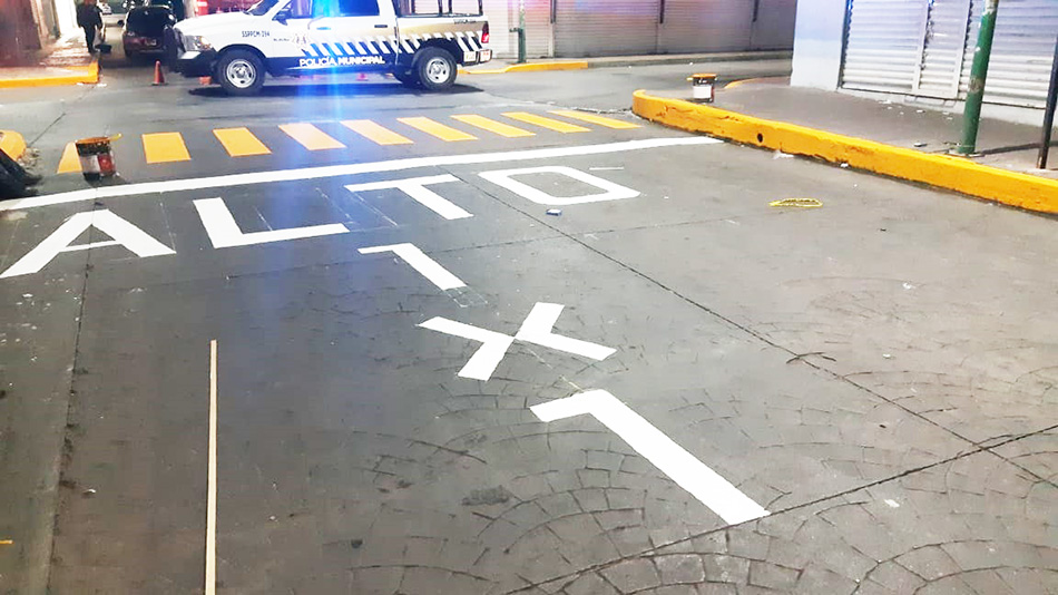 Por indicaciones del Alcalde Gurría Penagos Vialidad y Tránsito Municipal pintan señalética vial