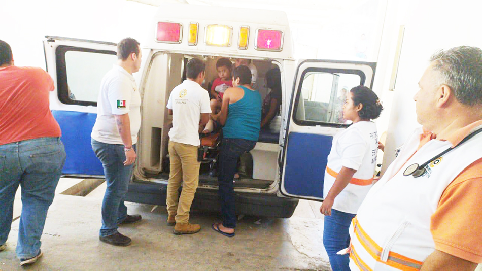 Protección Civil brinda atención a accidente carretero suscitado en Ixhuatán