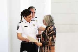 Titular de la SSyPC entrega cheques de seguros de vida a familiares de policías
