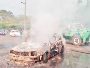 Vehículo se incendia y es pérdida total