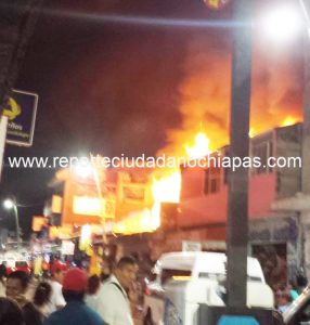 Voraz incendio consume planta superior de comercio en el centro de Tuxtla