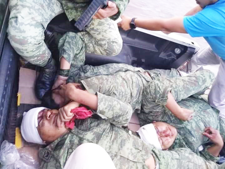 Vuelca camión con militares; deja 3 muertos y más de 30 lesionados de gravedad