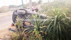 Vuelcan mujeres en la carretera Tuxtla - Chiapa de Corzo