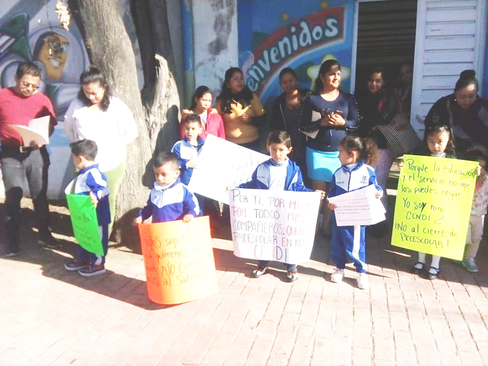 Alumnos y padres de familia del CENDI en San Cristóbal se manifestaron ante el cierre de esta institución